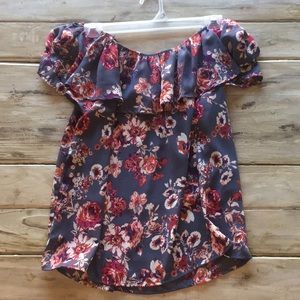 Sleeveless floral blouse. Slight open back slit